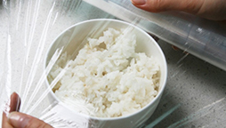 為什么有些保鮮膜包產(chǎn)品后感覺有霧氣？